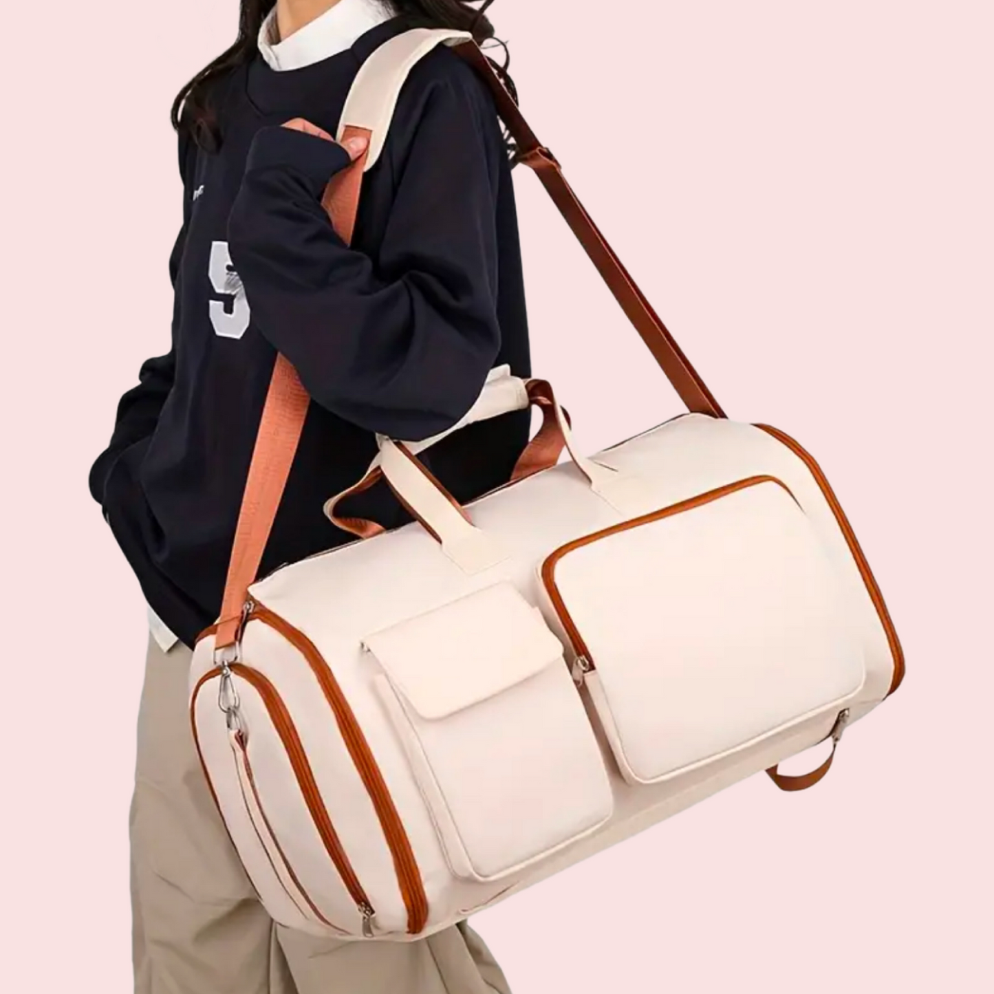 Sac de voyage malin beige porté – format cabine accepté par toutes les compagnies aériennes. Léger, pratique et gain de place grâce à sa doublure